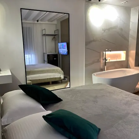 U N I Q U E By Sea View