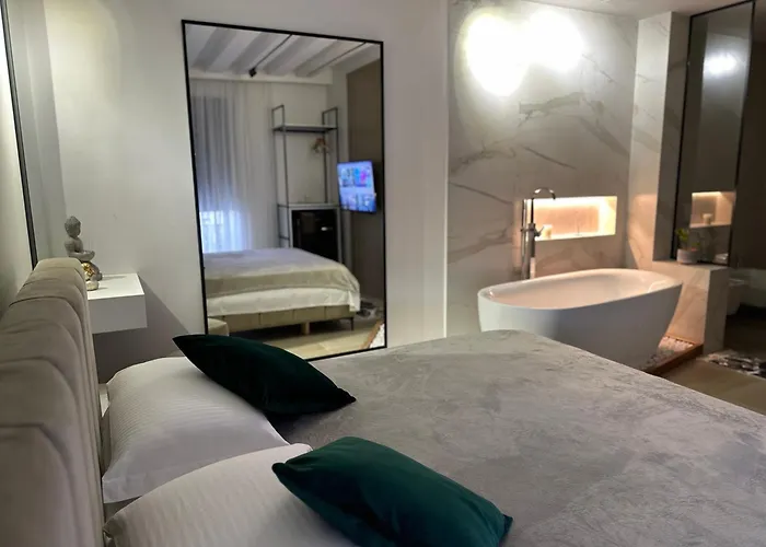 U N I Q U E By Sea View